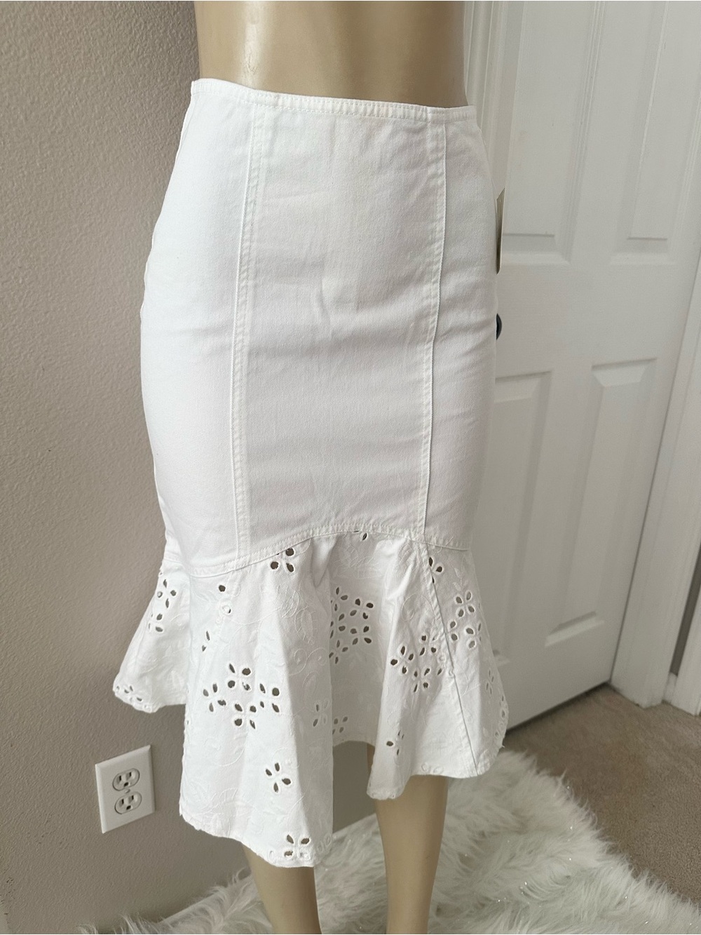 Guess White Eyelet Flounce Pencil Skirt